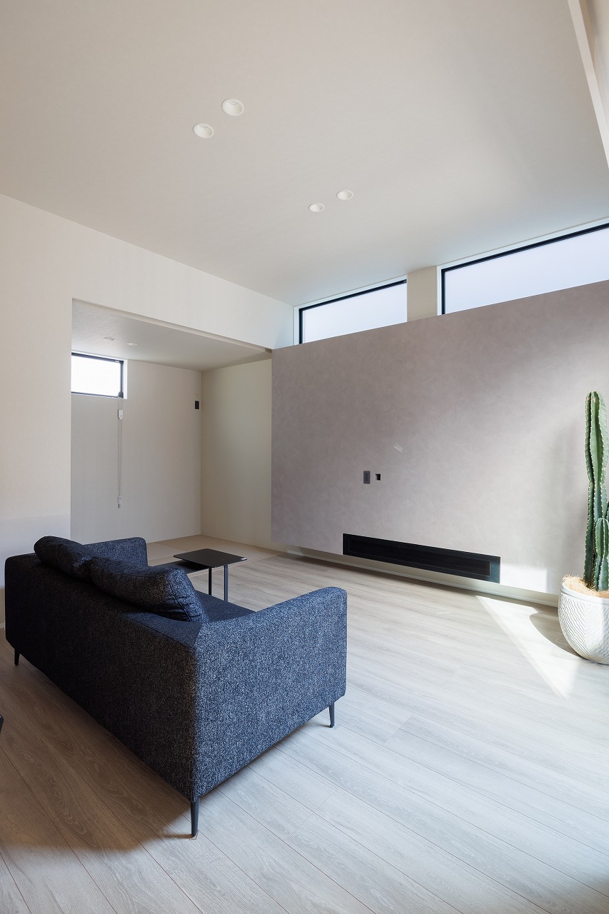 無機質な美しさを追求したTV背面デザイン